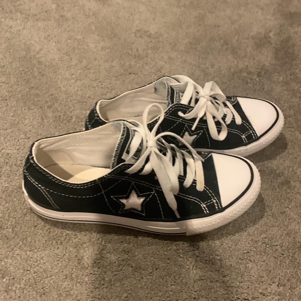 Converse tennis shoes - Picture 2 of 6